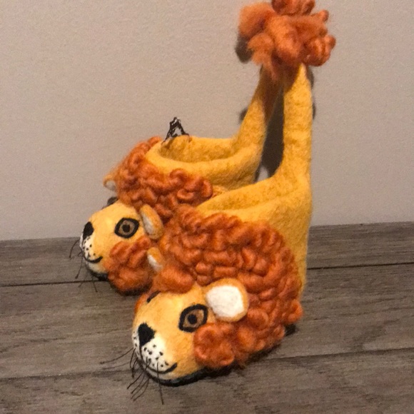 New Sew Heart Felt Lion Slippers for baby - Picture 5 of 7